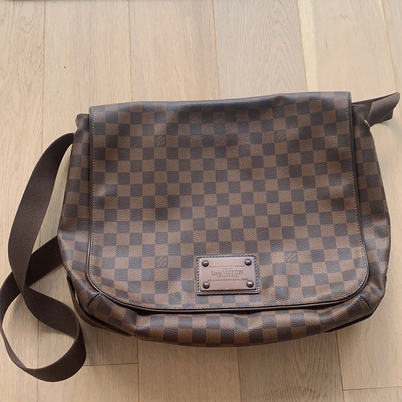 Authentic Louis Vuitton Men Messenger Shoulder Bag - Picture 3 of 10